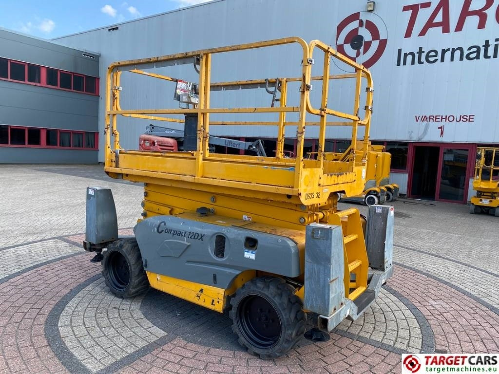 Haulotte Compact 12DX Diesel 4x4 Scissor Work Lift 1206cm  - Schaarlift: afbeelding 4 Haulotte Compact 12DX Diesel 4x4 Scissor Work Lift 1206cm  - Schaarlift: afbeelding 4