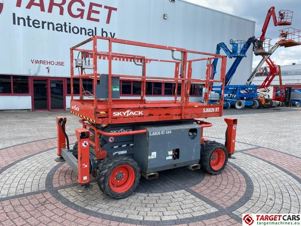 SkyJack SJ6826 RT Diesel 4x4 Scissor 6826 Work Lift 992cm - Schaarlift: afbeelding 1 SkyJack SJ6826 RT Diesel 4x4 Scissor 6826 Work Lift 992cm - Schaarlift: afbeelding 1