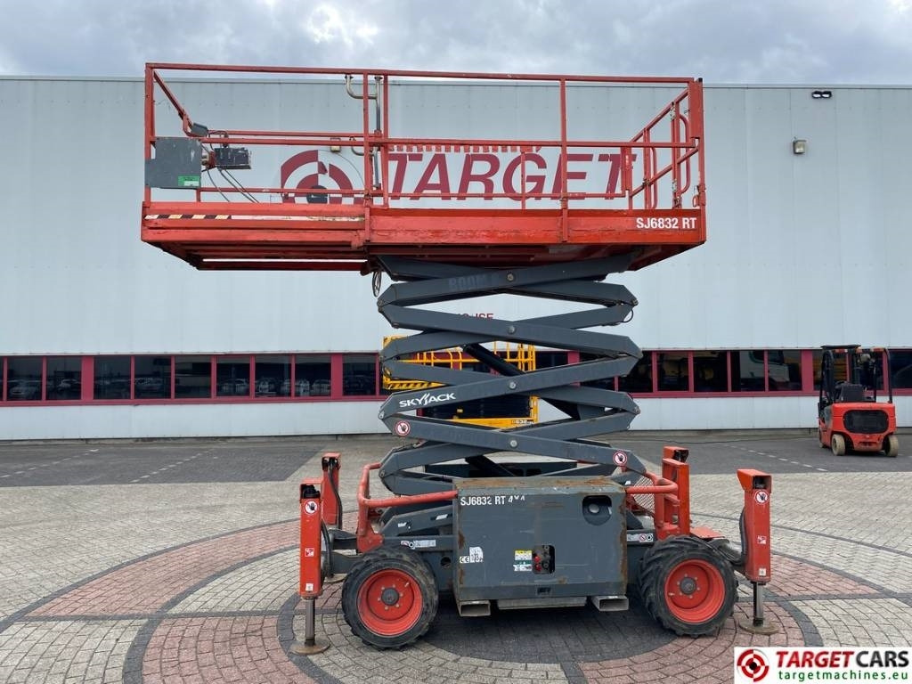 SkyJack SJ6832 RT 6832 Diesel 4x4 Scissor Work Lift 1180cm - Schaarlift: afbeelding 5 SkyJack SJ6832 RT 6832 Diesel 4x4 Scissor Work Lift 1180cm - Schaarlift: afbeelding 5