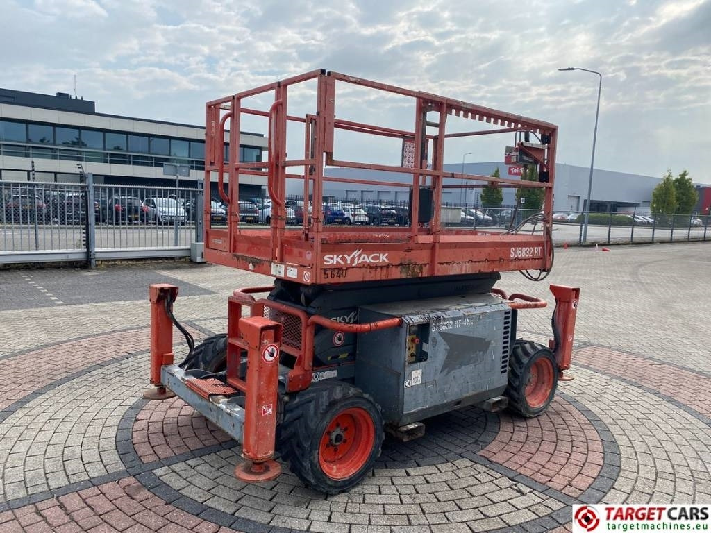 SkyJack SJ6832 RT Diesel 4x4 Scissor Work Lift 1180cm - Schaarlift: afbeelding 3 SkyJack SJ6832 RT Diesel 4x4 Scissor Work Lift 1180cm - Schaarlift: afbeelding 3