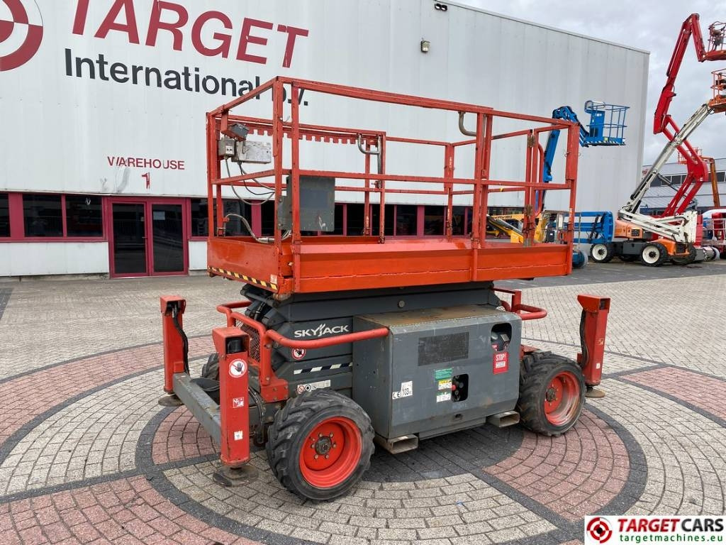 SkyJack SJ6832RT Diesel 4x4 Scissor 6832 Work Lift 1180cm - Schaarlift: afbeelding 1 SkyJack SJ6832RT Diesel 4x4 Scissor 6832 Work Lift 1180cm - Schaarlift: afbeelding 1