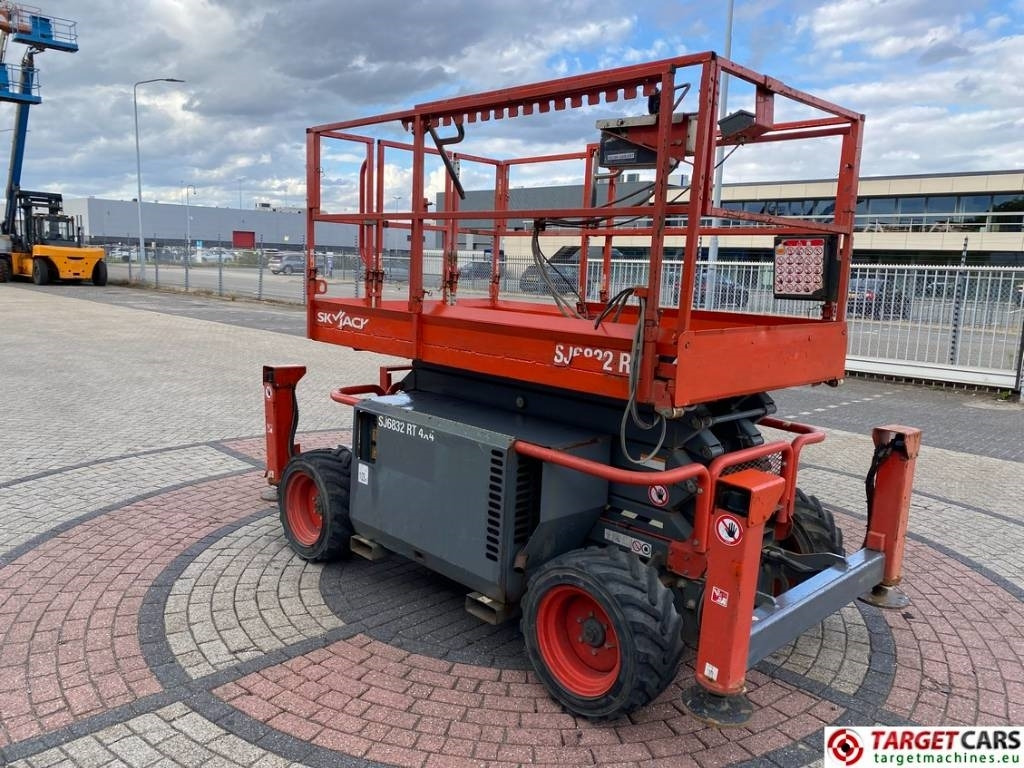 SkyJack SJ6832RT Diesel 4x4 Scissor 6832 Work Lift 1180cm - Schaarlift: afbeelding 2 SkyJack SJ6832RT Diesel 4x4 Scissor 6832 Work Lift 1180cm - Schaarlift: afbeelding 2