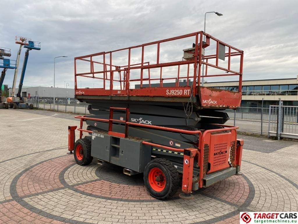 SkyJack SJ9250 RT Diesel 4x4 Scissor 9250 Work Lift 1720cm - Schaarlift: afbeelding 2 SkyJack SJ9250 RT Diesel 4x4 Scissor 9250 Work Lift 1720cm - Schaarlift: afbeelding 2