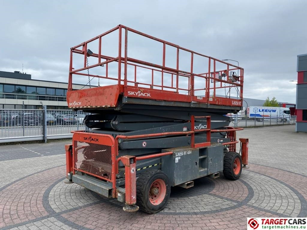 SkyJack SJ9250 RT Diesel 4x4 Scissor Work Lift 1720cm - Schaarlift: afbeelding 3 SkyJack SJ9250 RT Diesel 4x4 Scissor Work Lift 1720cm - Schaarlift: afbeelding 3