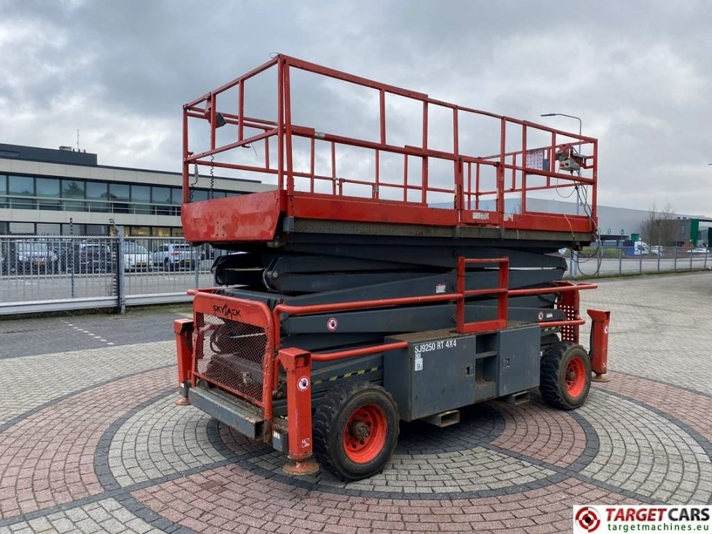 SkyJack SJ9250 RT Diesel Scissor Work Lift 1720cm - Schaarlift: afbeelding 3 SkyJack SJ9250 RT Diesel Scissor Work Lift 1720cm - Schaarlift: afbeelding 3