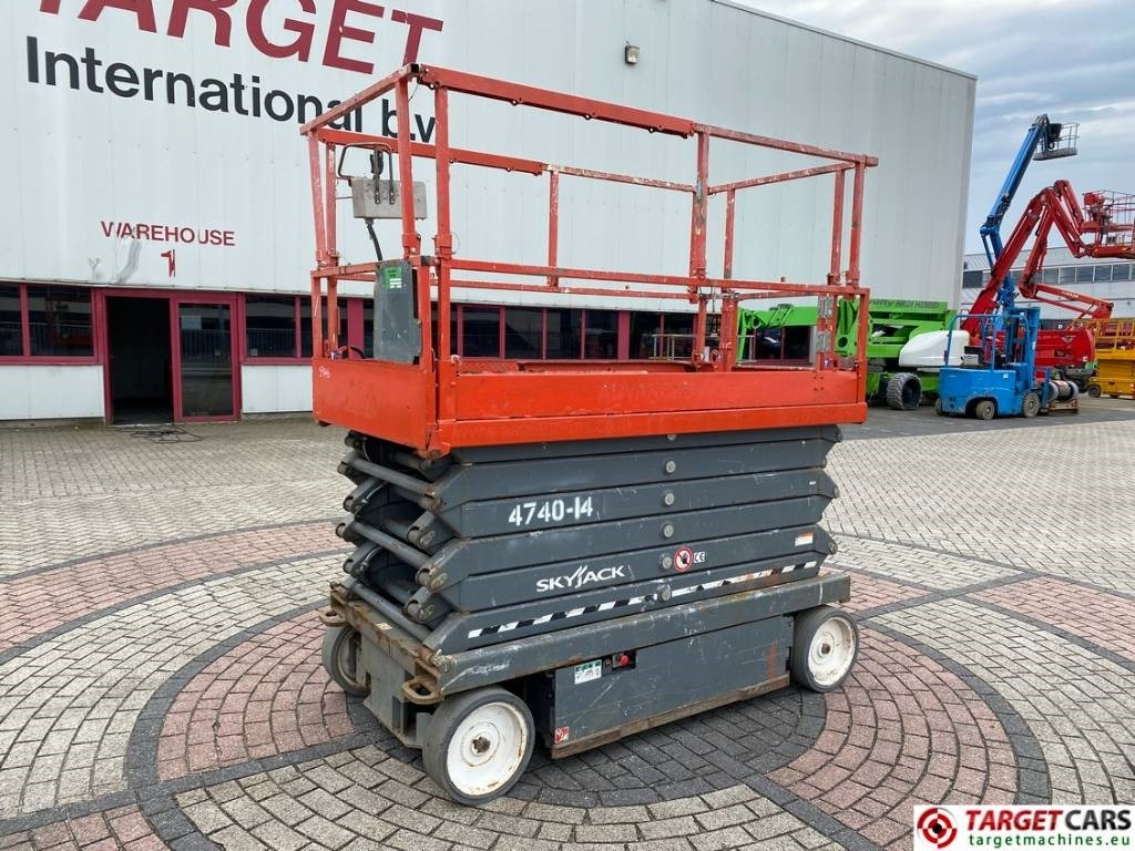 SkyJack SJIII-4740 Electric Scissor Work Lift 1380cm - Schaarlift: afbeelding 1 SkyJack SJIII-4740 Electric Scissor Work Lift 1380cm - Schaarlift: afbeelding 1