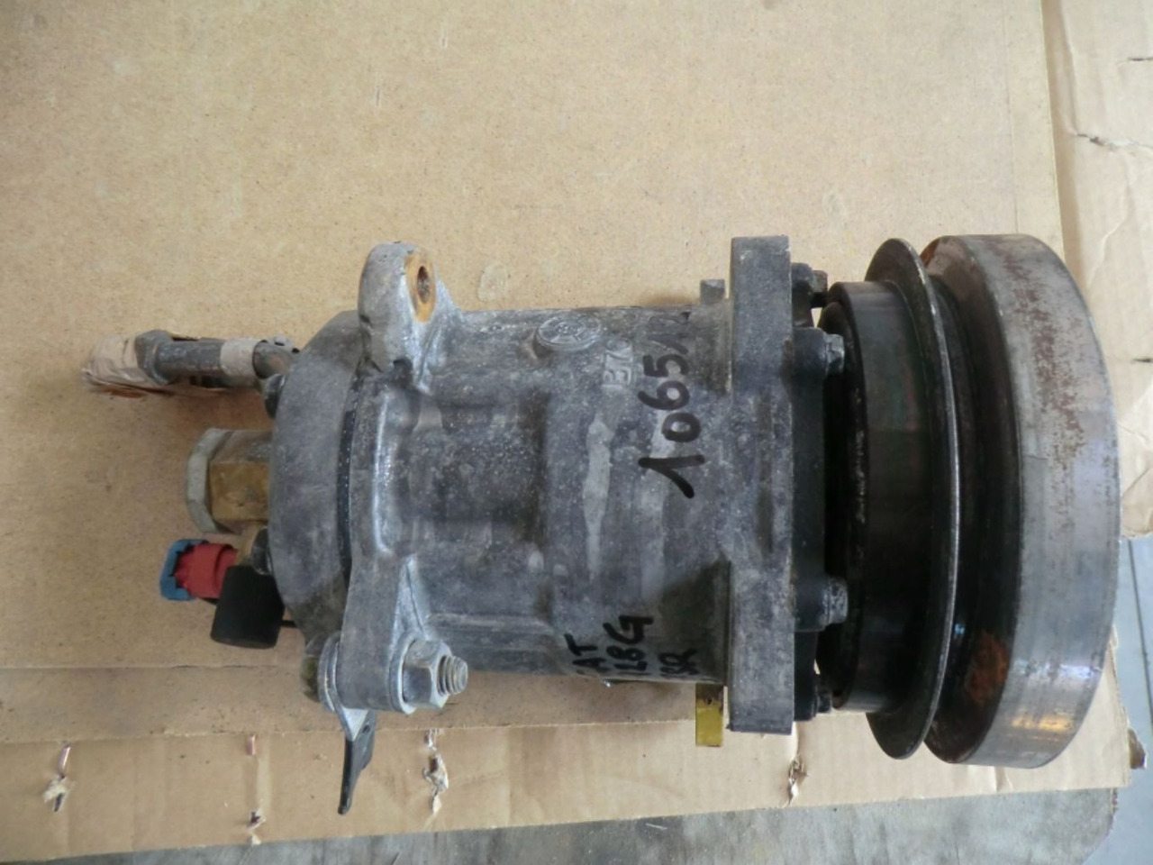 Caterpillar 928G COMPRESSORE ARIA CONDIZIONATA - Airco compressor voor Bouwmachine: afbeelding 1 Caterpillar 928G COMPRESSORE ARIA CONDIZIONATA - Airco compressor voor Bouwmachine: afbeelding 1