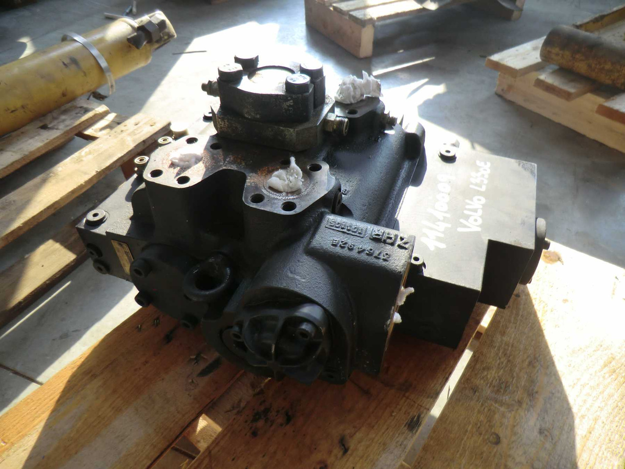 VOLVO L330E L350F DISTRIBUTORE - Hydraulische klep voor Bouwmachine: afbeelding 1 VOLVO L330E L350F DISTRIBUTORE - Hydraulische klep voor Bouwmachine: afbeelding 1