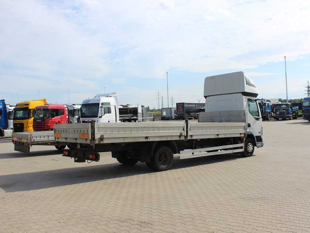 DAF LF 45.180, SLEEPING BODY, EURO 3, TIRES 80% - Vrachtwagen met open laadbak: afbeelding 4 DAF LF 45.180, SLEEPING BODY, EURO 3, TIRES 80% - Vrachtwagen met open laadbak: afbeelding 4