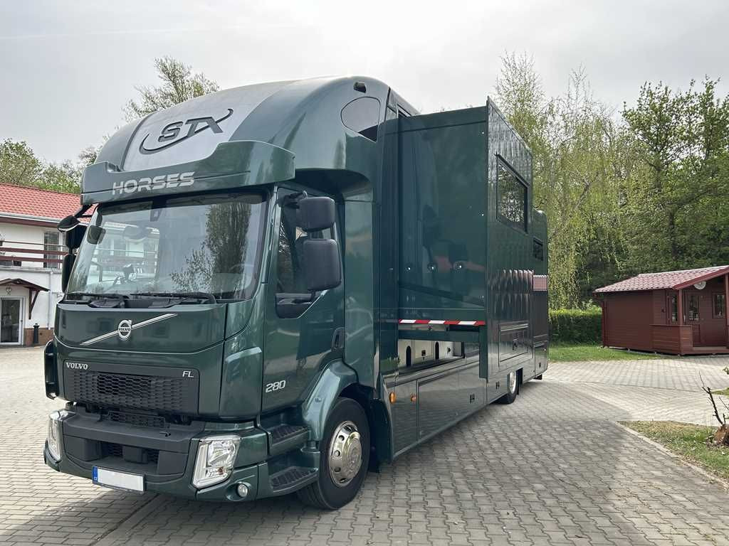 Volvo STX FL, 6 PEOPLE, 5 HORSES, CAMERA, 2X TAIL LIFT - Paardenvrachtwagen: afbeelding 1 Volvo STX FL, 6 PEOPLE, 5 HORSES, CAMERA, 2X TAIL LIFT - Paardenvrachtwagen: afbeelding 1