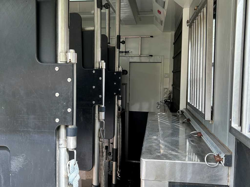 Volvo STX FL, FOR 6 PEOPLE, FOR TRANSPORTING FIVE HORSES, CAMERA, 2X HYDRAULIC FRONT - Paardenvrachtwagen: afbeelding 5 Volvo STX FL, FOR 6 PEOPLE, FOR TRANSPORTING FIVE HORSES, CAMERA, 2X HYDRAULIC FRONT - Paardenvrachtwagen: afbeelding 5