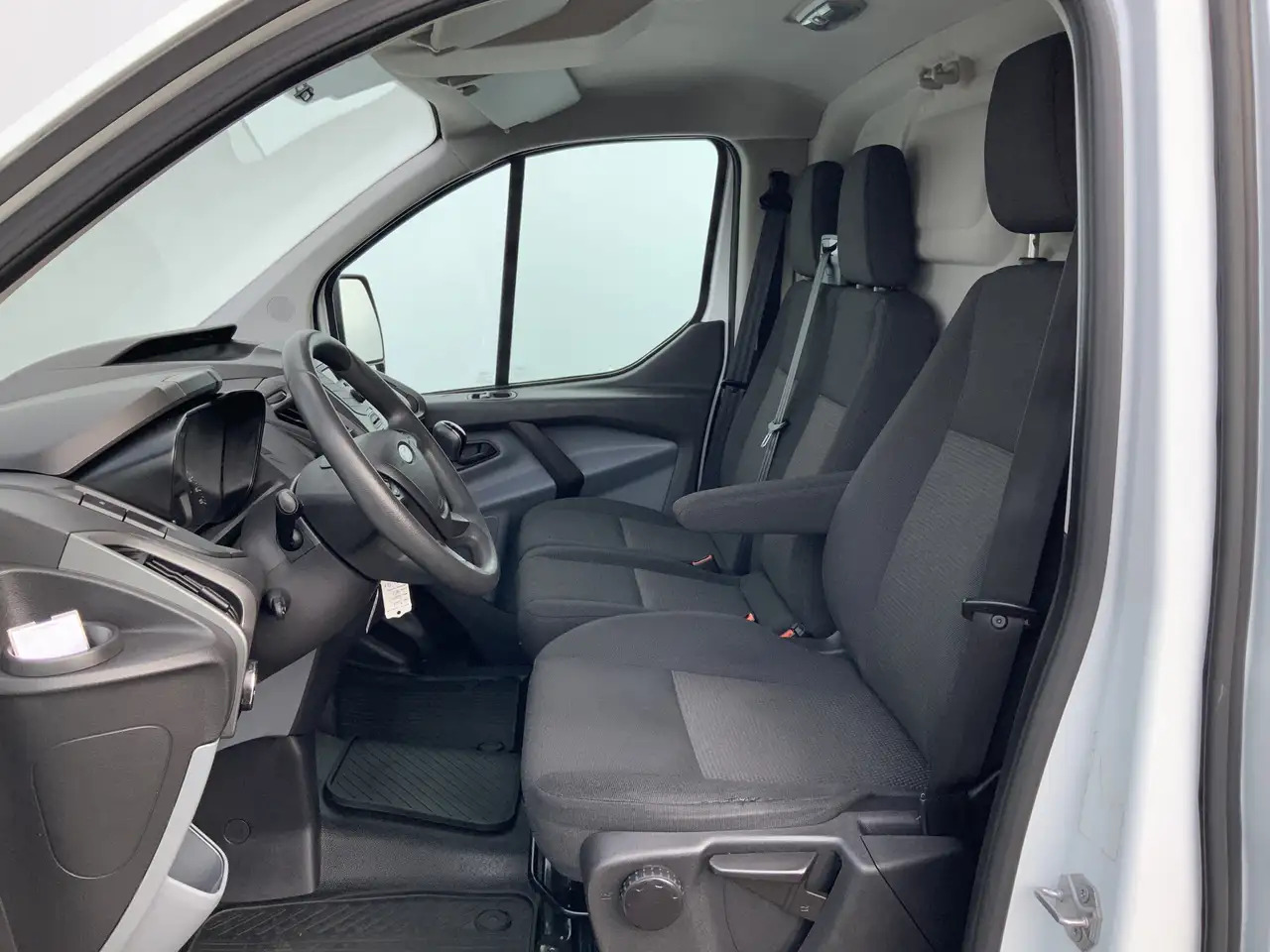 Ford Transit Custom 270 2.2 TDCI L1H1 Economy Edition Airco Cruise 3 Z - Gesloten bestelwagen: afbeelding 4 Ford Transit Custom 270 2.2 TDCI L1H1 Economy Edition Airco Cruise 3 Z - Gesloten bestelwagen: afbeelding 4