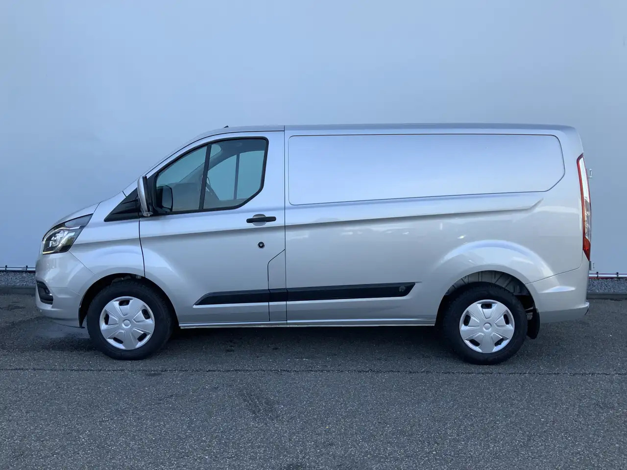 Ford Transit Custom 300 2.0 TDCI L1H1 Limited Airco Cruise Camera 3 Zi - Gesloten bestelwagen: afbeelding 3 Ford Transit Custom 300 2.0 TDCI L1H1 Limited Airco Cruise Camera 3 Zi - Gesloten bestelwagen: afbeelding 3