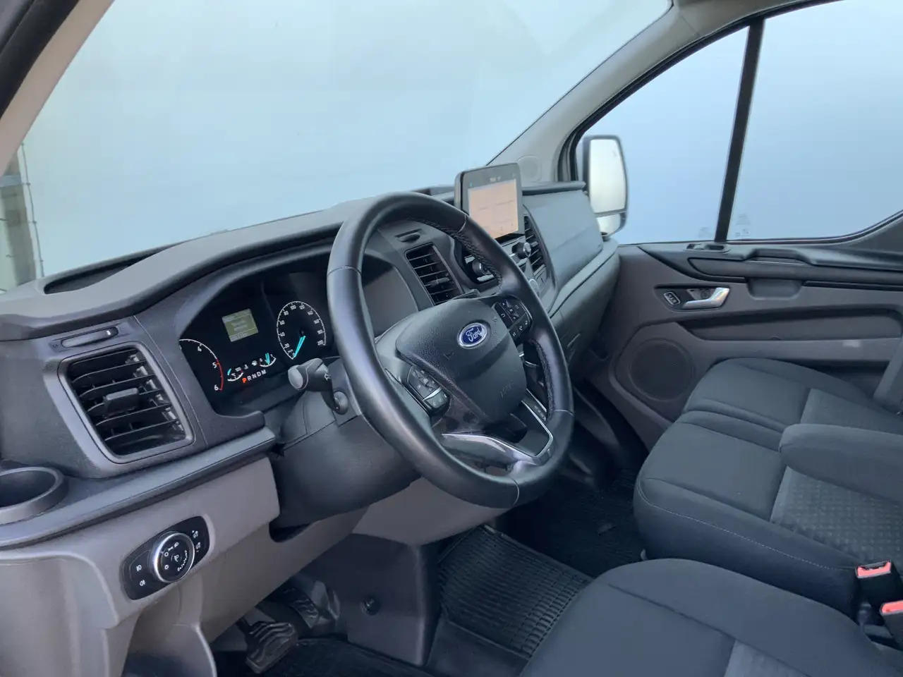 Ford Transit Custom 300 2.0 TDCI L1H1 Limited Airco Cruise Camera 3 Zi - Gesloten bestelwagen: afbeelding 5 Ford Transit Custom 300 2.0 TDCI L1H1 Limited Airco Cruise Camera 3 Zi - Gesloten bestelwagen: afbeelding 5