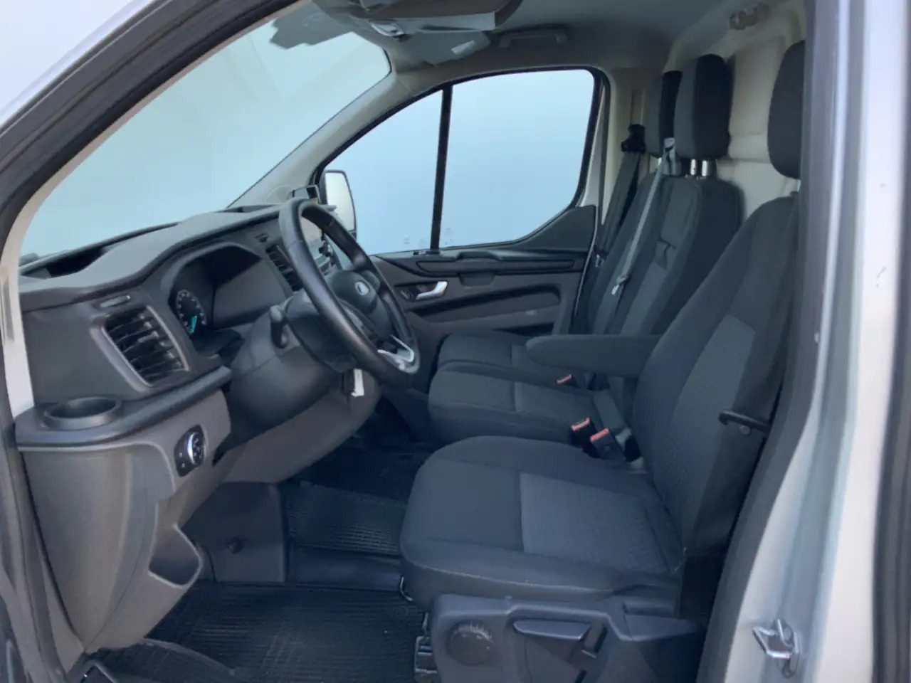 Ford Transit Custom 300 2.0 TDCI L1H1 Limited Airco Cruise Camera 3 Zi - Gesloten bestelwagen: afbeelding 4 Ford Transit Custom 300 2.0 TDCI L1H1 Limited Airco Cruise Camera 3 Zi - Gesloten bestelwagen: afbeelding 4