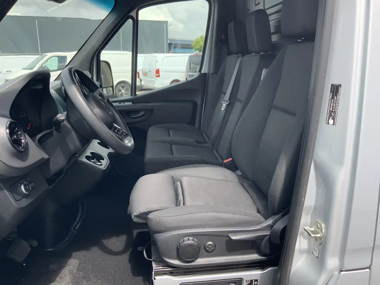 Mercedes-Benz Sprinter 315 1.9 CDI L2H2 Automaat 3 Zits Airco Navi Camera - Gesloten bestelwagen: afbeelding 5 Mercedes-Benz Sprinter 315 1.9 CDI L2H2 Automaat 3 Zits Airco Navi Camera - Gesloten bestelwagen: afbeelding 5