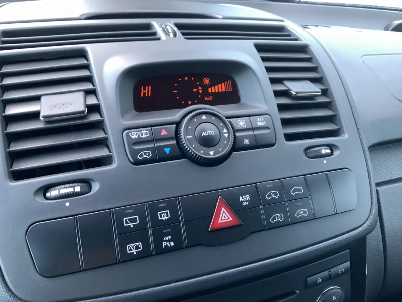 Mercedes-Benz Vito 122 CDI 320 Automaat Airco 2 Zits Leer Trekhaak 20 - Gesloten bestelwagen: afbeelding 4 Mercedes-Benz Vito 122 CDI 320 Automaat Airco 2 Zits Leer Trekhaak 20 - Gesloten bestelwagen: afbeelding 4