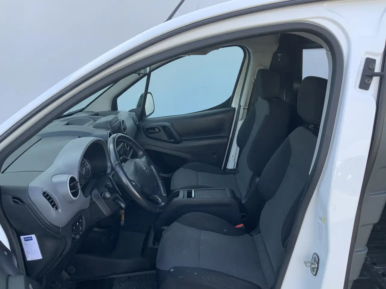 Peugeot Partner 122 1.6 BlueHDi Autom.100 L1 Premium S&S EXPORT!! - Kleine bestelwagen: afbeelding 5 Peugeot Partner 122 1.6 BlueHDi Autom.100 L1 Premium S&S EXPORT!! - Kleine bestelwagen: afbeelding 5