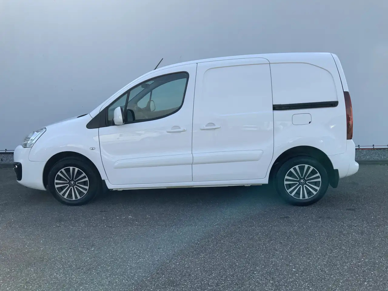 Peugeot Partner 122 1.6 BlueHDi Autom.100 L1 Premium S&S EXPORT!! - Kleine bestelwagen: afbeelding 3 Peugeot Partner 122 1.6 BlueHDi Autom.100 L1 Premium S&S EXPORT!! - Kleine bestelwagen: afbeelding 3