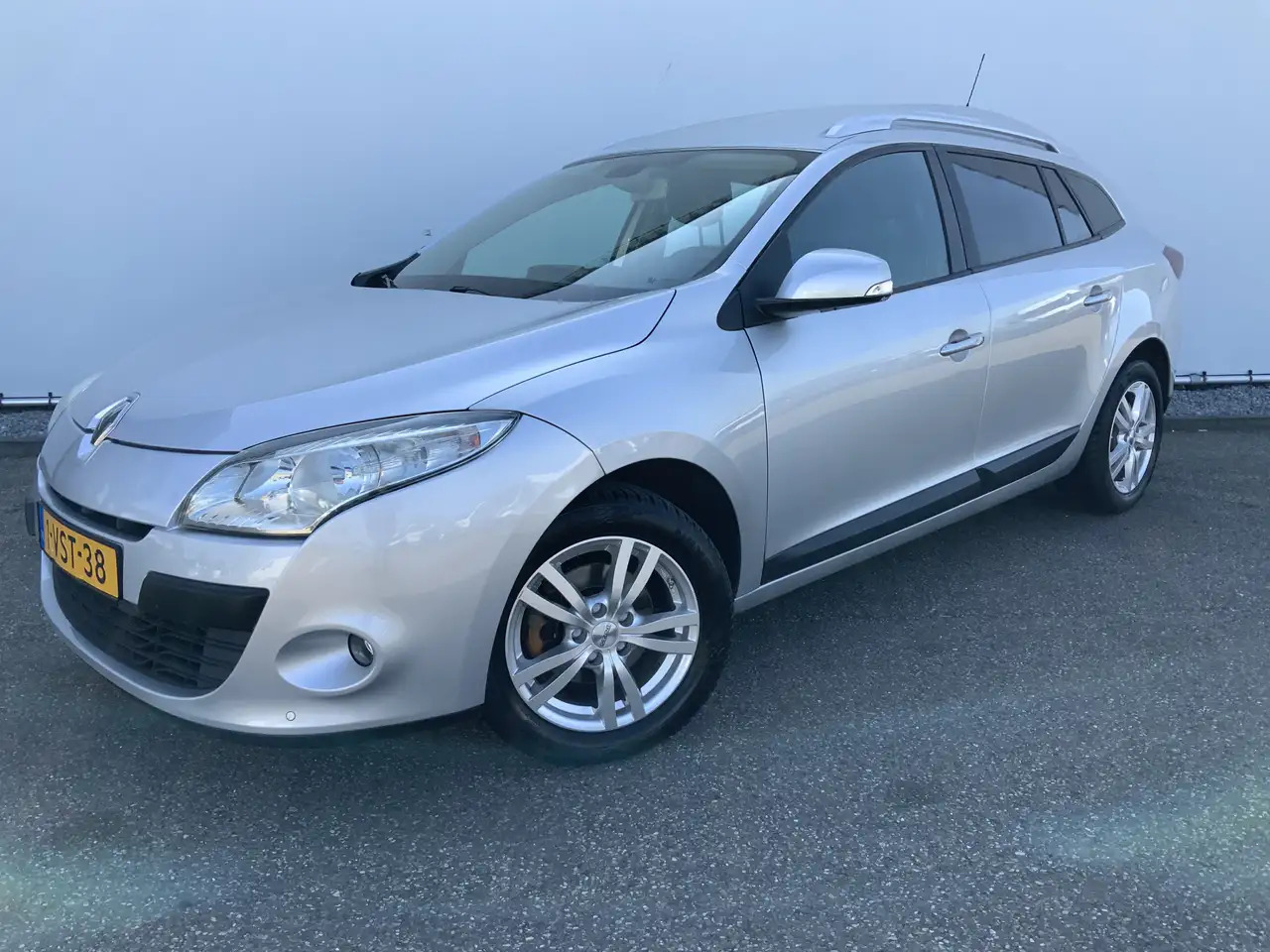 Renault Megane 1.5 dCi Expression Airco Navi Grijs Kenteken Euro - Personenwagen: afbeelding 1 Renault Megane 1.5 dCi Expression Airco Navi Grijs Kenteken Euro - Personenwagen: afbeelding 1