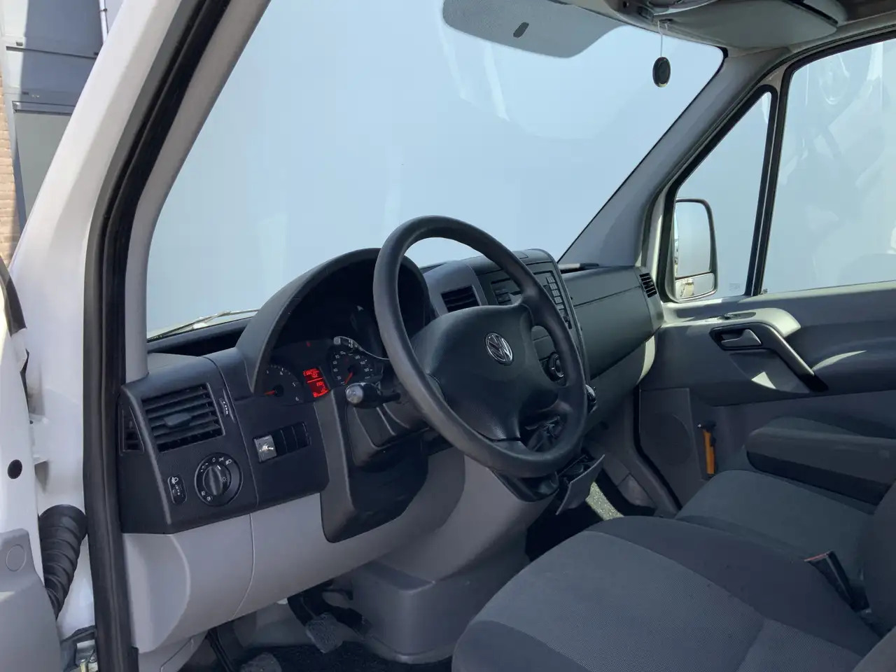 Volkswagen Crafter 35 2.0 TDI L1H1 Airco Cruise 3 Zits Trekhaak 2000 - Gesloten bestelwagen: afbeelding 5 Volkswagen Crafter 35 2.0 TDI L1H1 Airco Cruise 3 Zits Trekhaak 2000 - Gesloten bestelwagen: afbeelding 5