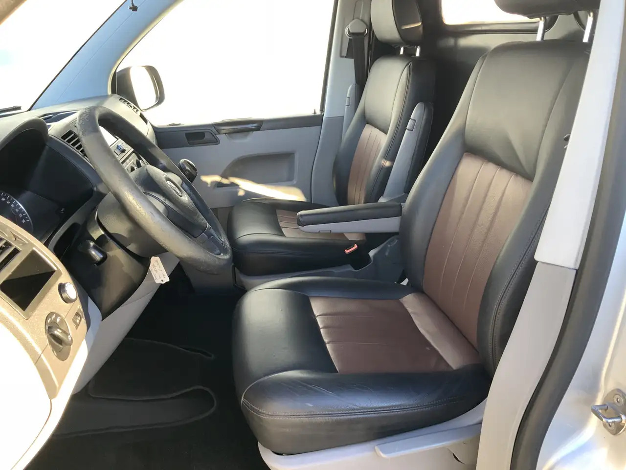 Volkswagen T5 Transporter 2.0 L1H2 Benzine Airco Navi Dub Schuifdeuren Leer - Gesloten bestelwagen: afbeelding 4 Volkswagen T5 Transporter 2.0 L1H2 Benzine Airco Navi Dub Schuifdeuren Leer - Gesloten bestelwagen: afbeelding 4