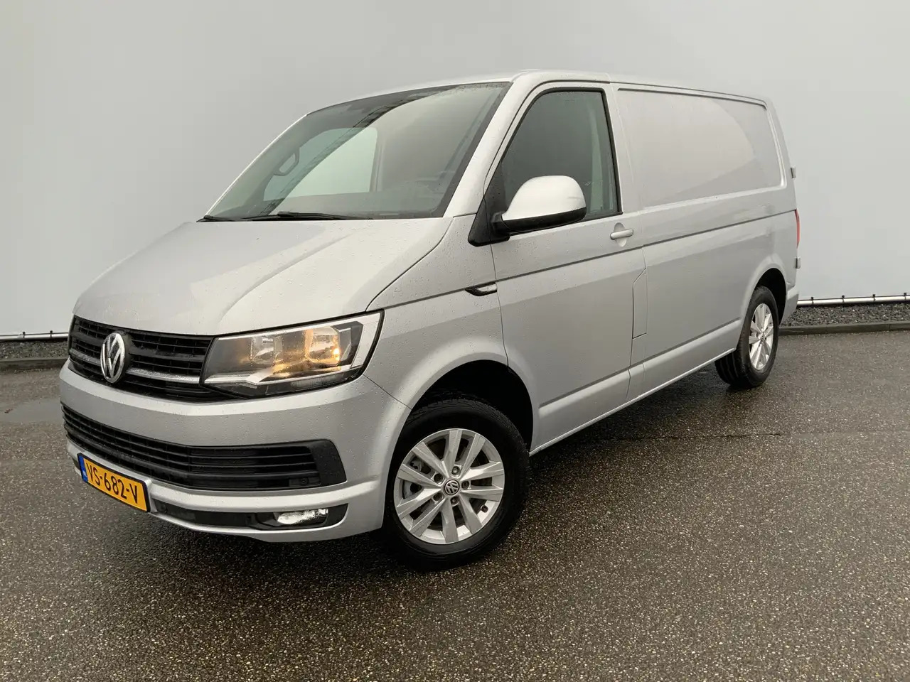 Volkswagen T6 Transporter 2.0 TDI L1H1 Highline Airco Cruise Alu Velg( R Por - Gesloten bestelwagen: afbeelding 1 Volkswagen T6 Transporter 2.0 TDI L1H1 Highline Airco Cruise Alu Velg( R Por - Gesloten bestelwagen: afbeelding 1