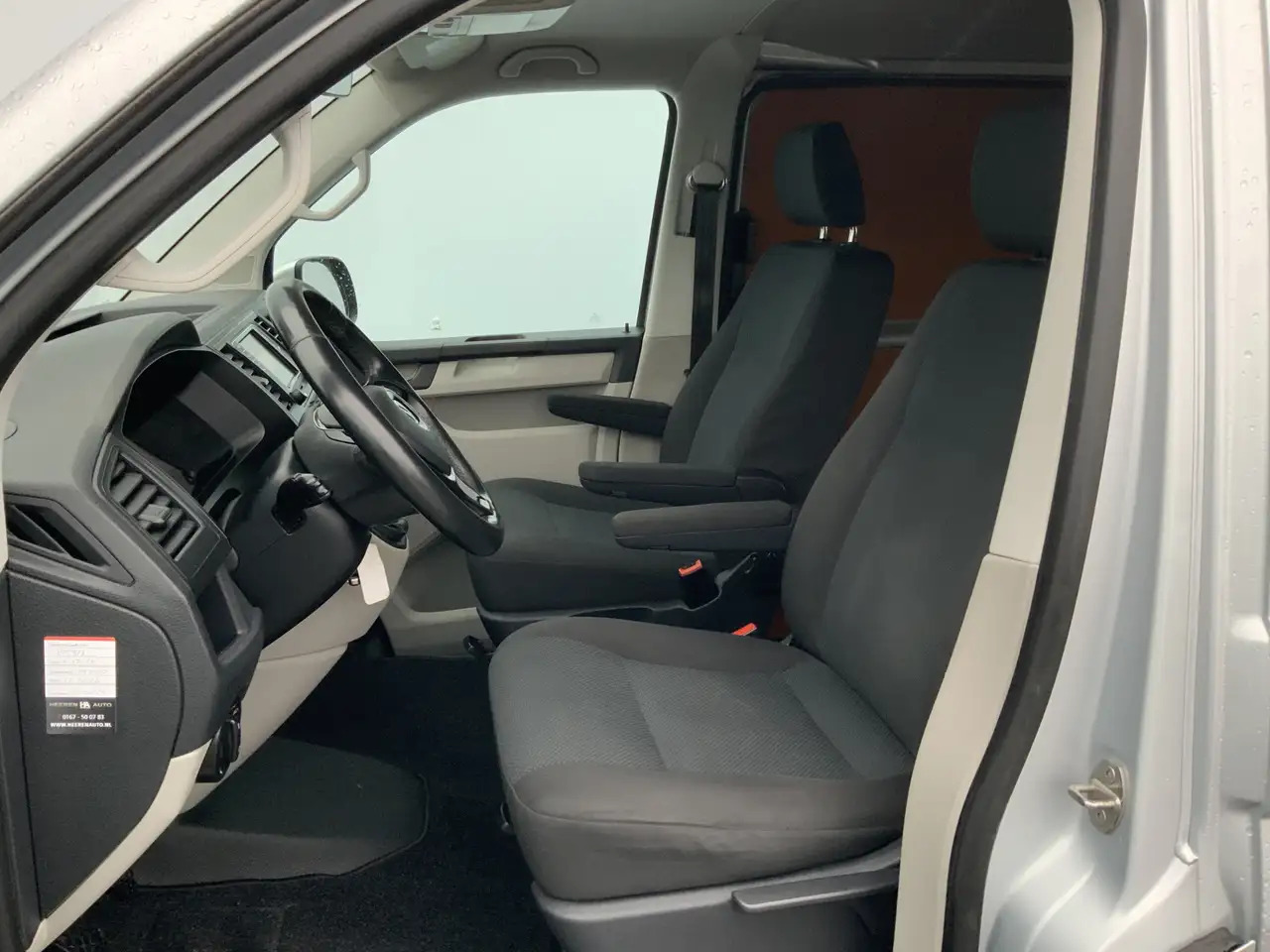 Volkswagen T6 Transporter 2.0 TDI L1H1 Highline Airco Cruise Alu Velg( R Por - Gesloten bestelwagen: afbeelding 4 Volkswagen T6 Transporter 2.0 TDI L1H1 Highline Airco Cruise Alu Velg( R Por - Gesloten bestelwagen: afbeelding 4