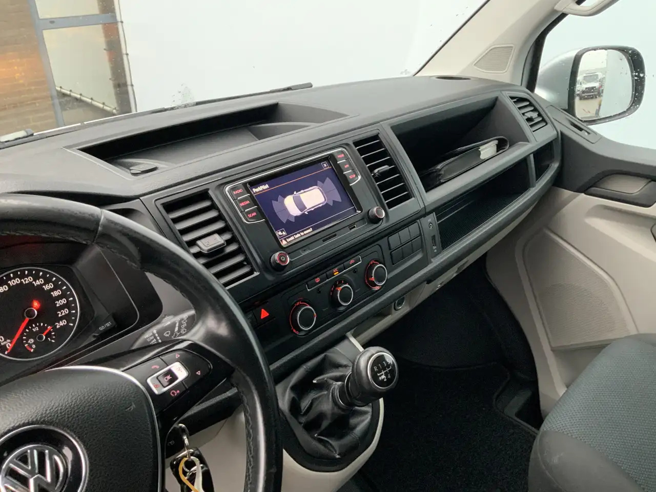 Volkswagen T6 Transporter 2.0 TDI L1H1 Highline Airco Cruise Alu Velg( R Por - Gesloten bestelwagen: afbeelding 5 Volkswagen T6 Transporter 2.0 TDI L1H1 Highline Airco Cruise Alu Velg( R Por - Gesloten bestelwagen: afbeelding 5