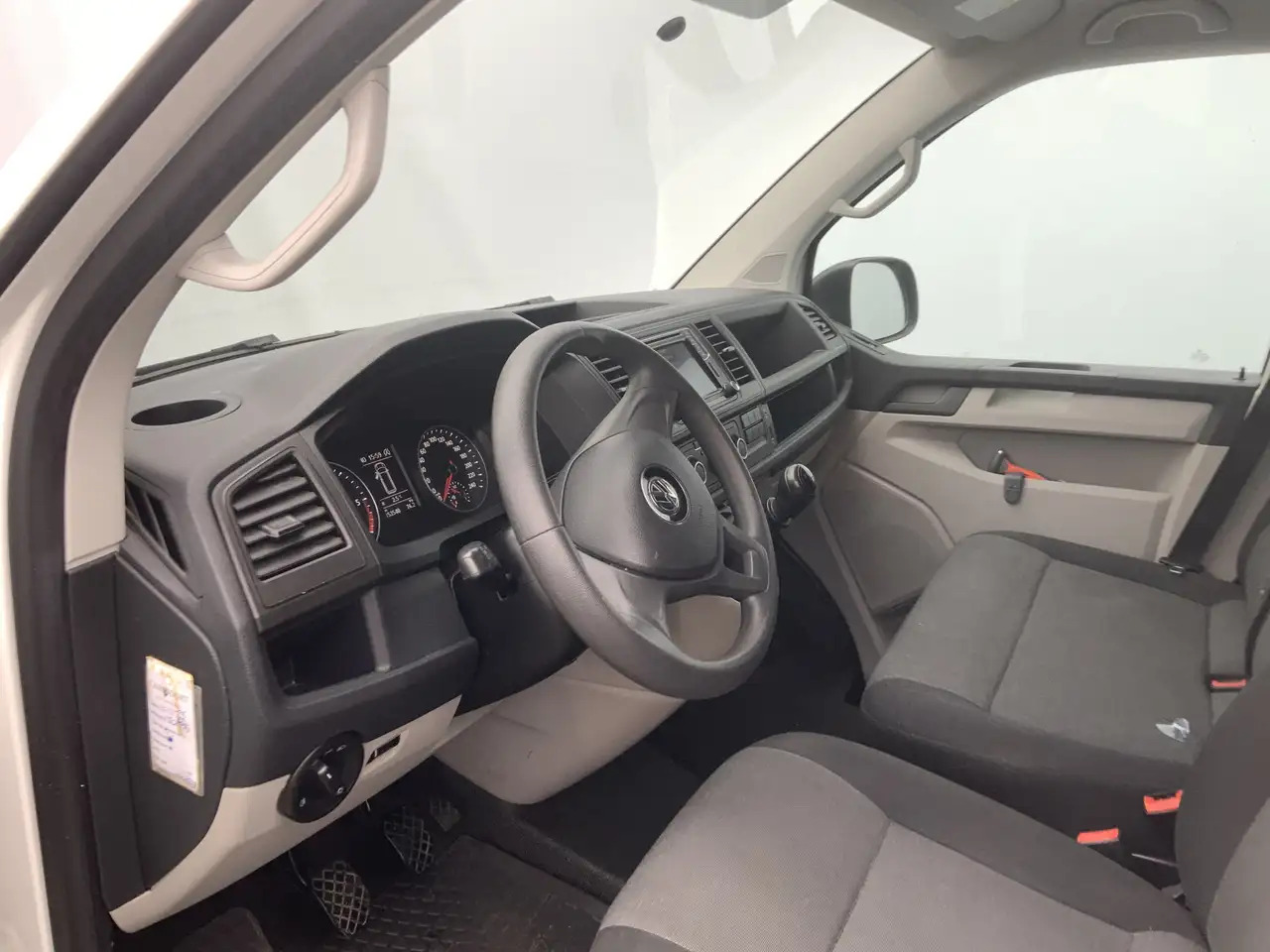 Volkswagen T6 Transporter 2.0 TDI L2H1 Airco Navi 3 Zits Alu Velg Euro 6 - Gesloten bestelwagen: afbeelding 5 Volkswagen T6 Transporter 2.0 TDI L2H1 Airco Navi 3 Zits Alu Velg Euro 6 - Gesloten bestelwagen: afbeelding 5