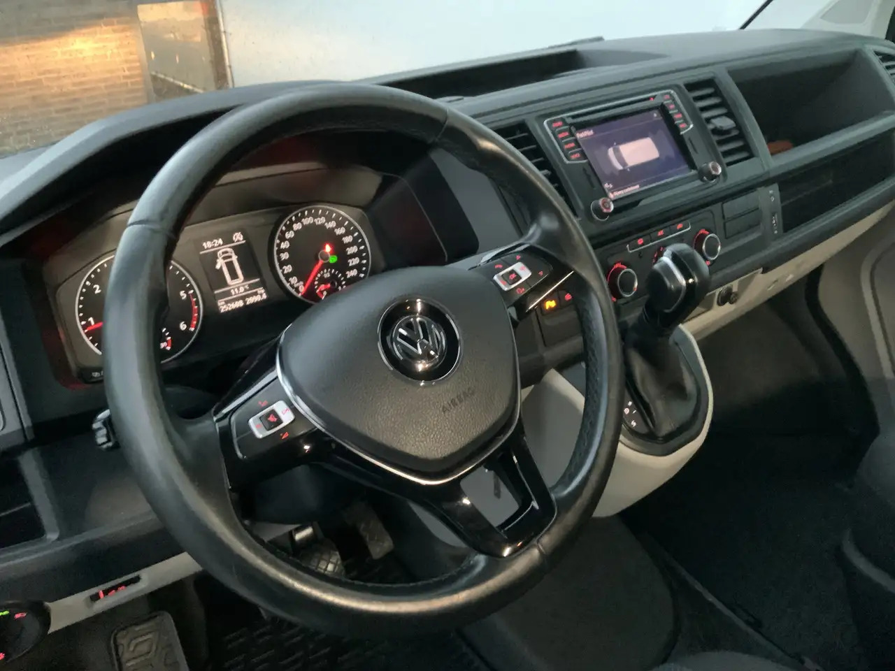 Volkswagen T6 Transporter 2.0 TDI L2H2 Highline Automaat Airco Cruise Navi A - Gesloten bestelwagen: afbeelding 5 Volkswagen T6 Transporter 2.0 TDI L2H2 Highline Automaat Airco Cruise Navi A - Gesloten bestelwagen: afbeelding 5