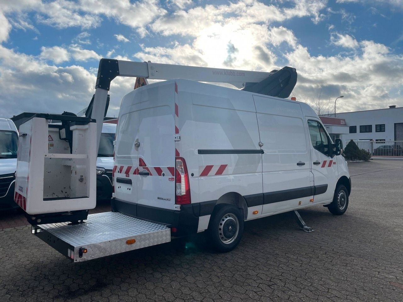 Renault Master Hubarbeitsbühne 2 Personen Korb bis 200kg - Vrachtwagen hoogwerker: afbeelding 4 Renault Master Hubarbeitsbühne 2 Personen Korb bis 200kg - Vrachtwagen hoogwerker: afbeelding 4