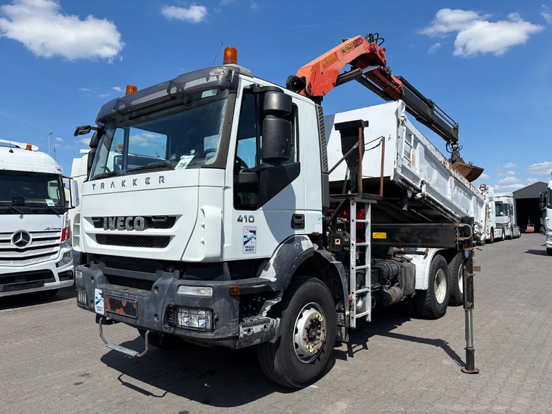 Iveco Trakker 410 6X4 Manual Gearbox 2 Way Tipper + Palfinger PK15500 - Kipper vrachtwagen, Kraanwagen: afbeelding 1 Iveco Trakker 410 6X4 Manual Gearbox 2 Way Tipper + Palfinger PK15500 - Kipper vrachtwagen, Kraanwagen: afbeelding 1