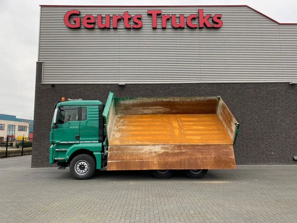 MAN TGX 26.560 6X4 BB + 3 ZIJDIGE KIPPER/TIPPER BORD - Kipper vrachtwagen: afbeelding 2 MAN TGX 26.560 6X4 BB + 3 ZIJDIGE KIPPER/TIPPER BORD - Kipper vrachtwagen: afbeelding 2