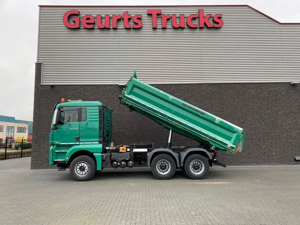 MAN TGX 26.560 6X4 BB + 3 ZIJDIGE KIPPER/TIPPER BORD - Kipper vrachtwagen: afbeelding 1 MAN TGX 26.560 6X4 BB + 3 ZIJDIGE KIPPER/TIPPER BORD - Kipper vrachtwagen: afbeelding 1