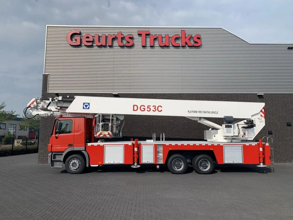Mercedes-Benz Actros 3332 6X4 XCMG DG53C FIRE FIGTHING PLATFOR - Vrachtwagen hoogwerker: afbeelding 1 Mercedes-Benz Actros 3332 6X4 XCMG DG53C FIRE FIGTHING PLATFOR - Vrachtwagen hoogwerker: afbeelding 1