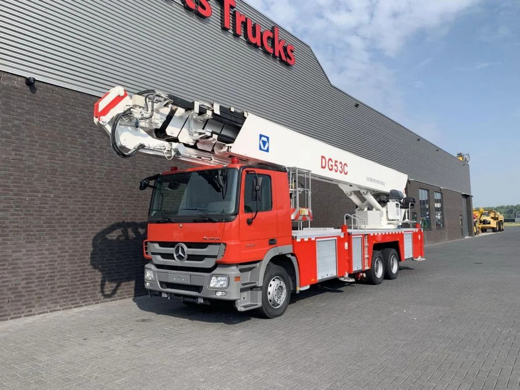 Mercedes-Benz Actros 3332 6X4 XCMG DG53C FIRE FIGTHING PLATFOR - Vrachtwagen hoogwerker: afbeelding 2 Mercedes-Benz Actros 3332 6X4 XCMG DG53C FIRE FIGTHING PLATFOR - Vrachtwagen hoogwerker: afbeelding 2