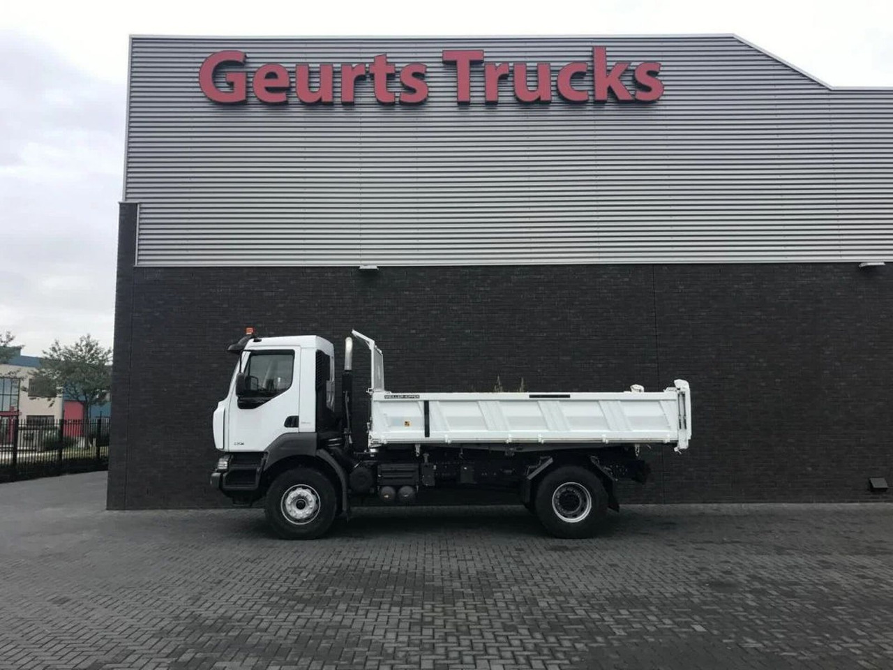 Renault Kerax 330 DXI 4X2 KIPPER/TIPPER ONLY 27.000 KM ! - Kipper vrachtwagen: afbeelding 1 Renault Kerax 330 DXI 4X2 KIPPER/TIPPER ONLY 27.000 KM ! - Kipper vrachtwagen: afbeelding 1