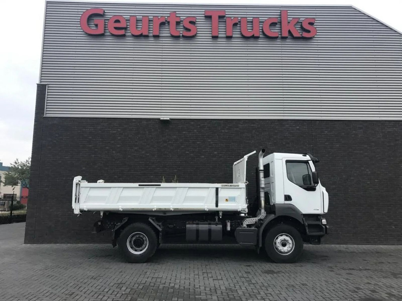 Renault Kerax 330 DXI 4X2 KIPPER/TIPPER ONLY 27.000 KM ! - Kipper vrachtwagen: afbeelding 3 Renault Kerax 330 DXI 4X2 KIPPER/TIPPER ONLY 27.000 KM ! - Kipper vrachtwagen: afbeelding 3
