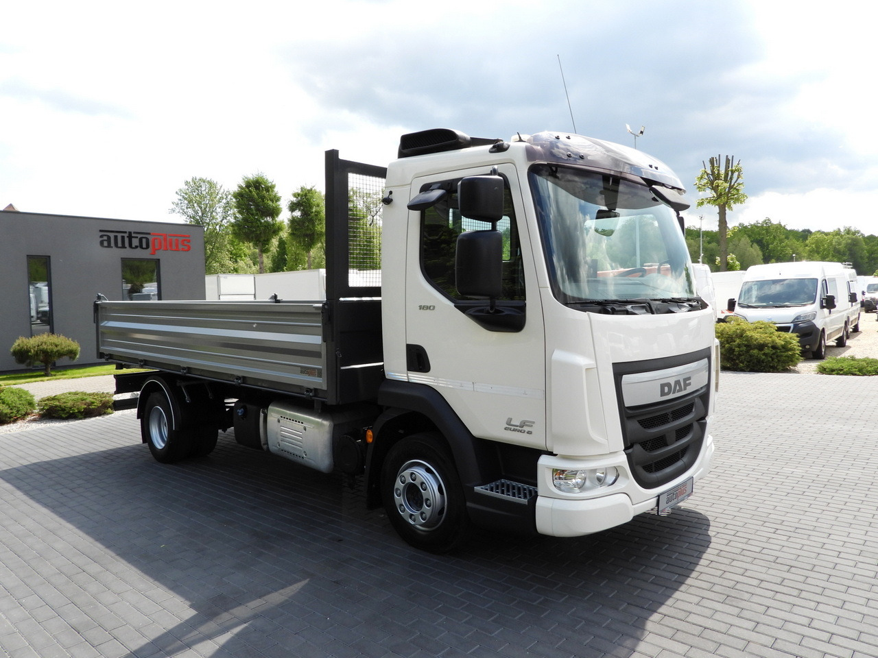 DAF LF 180 THREE-WAY TIPPER CRUISE CONTROL LED LIGHTS AUTOMATIC TRANSMISSION TWIN WHEELS AIR CONDITIONING 180HP - Kipper bestelwagen: afbeelding 4 DAF LF 180 THREE-WAY TIPPER CRUISE CONTROL LED LIGHTS AUTOMATIC TRANSMISSION TWIN WHEELS AIR CONDITIONING 180HP - Kipper bestelwagen: afbeelding 4