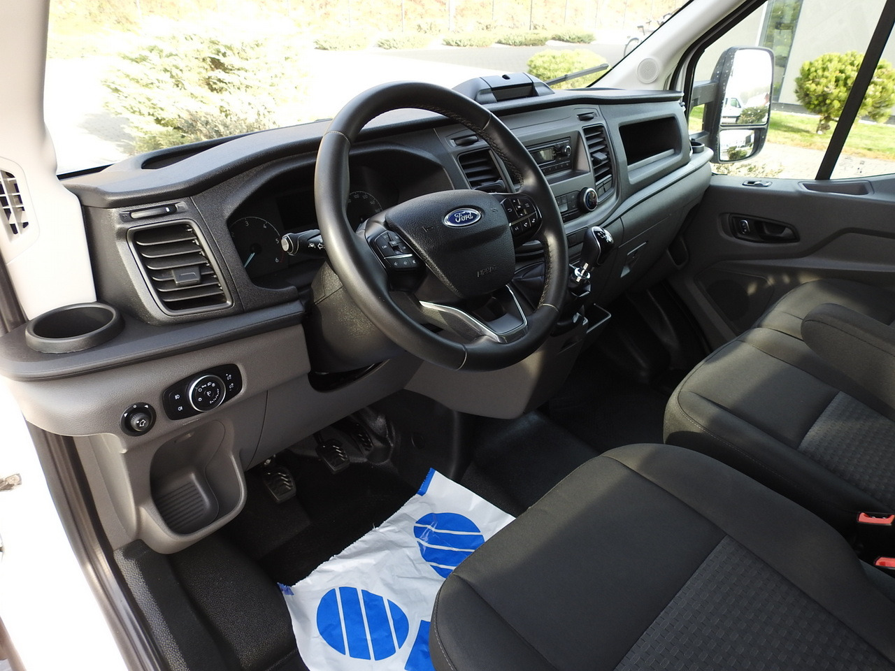 FORD TRANSIT BOX LIFT 8 PALLETS CRUISE CONTROL AIR CONDITIONING 130HP - Bestelwagen gesloten laadbak: afbeelding 2 FORD TRANSIT BOX LIFT 8 PALLETS CRUISE CONTROL AIR CONDITIONING 130HP - Bestelwagen gesloten laadbak: afbeelding 2