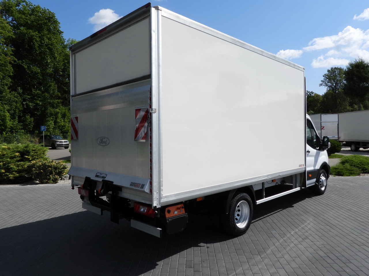 FORD TRANSIT BOX LIFT 8 PALLETS CRUISE CONTROL LED LIGHTS TWIN WHEELS AIR CONDITIONING 130HP - Bestelwagen gesloten laadbak: afbeelding 3 FORD TRANSIT BOX LIFT 8 PALLETS CRUISE CONTROL LED LIGHTS TWIN WHEELS AIR CONDITIONING 130HP - Bestelwagen gesloten laadbak: afbeelding 3