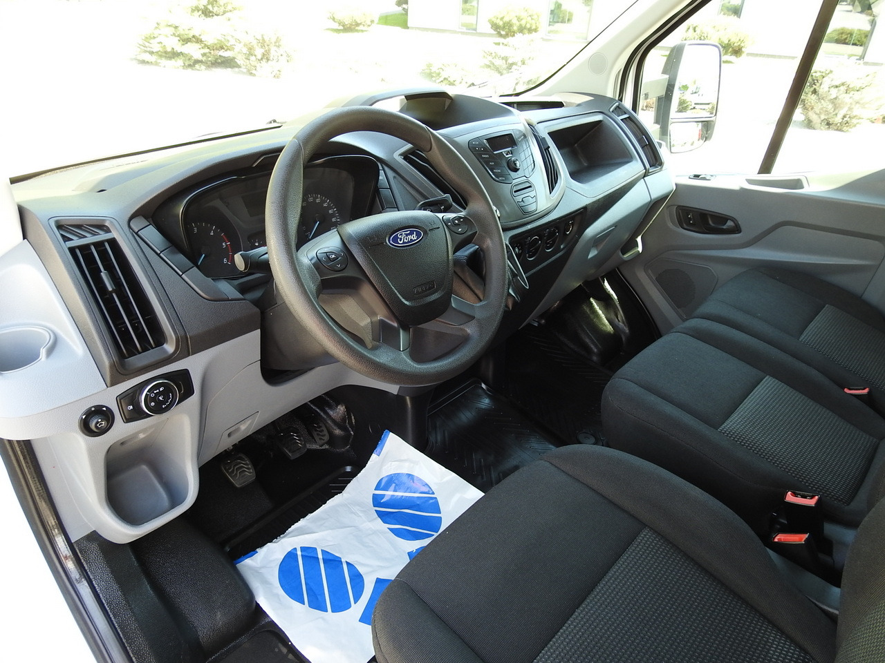 FORD TRANSIT STAKE BODY DOUBLE CABIN DOKA 7 SEATS AIR CONDITIONING 130HP - Bestelwagen met dubbele cabine: afbeelding 2 FORD TRANSIT STAKE BODY DOUBLE CABIN DOKA 7 SEATS AIR CONDITIONING 130HP - Bestelwagen met dubbele cabine: afbeelding 2