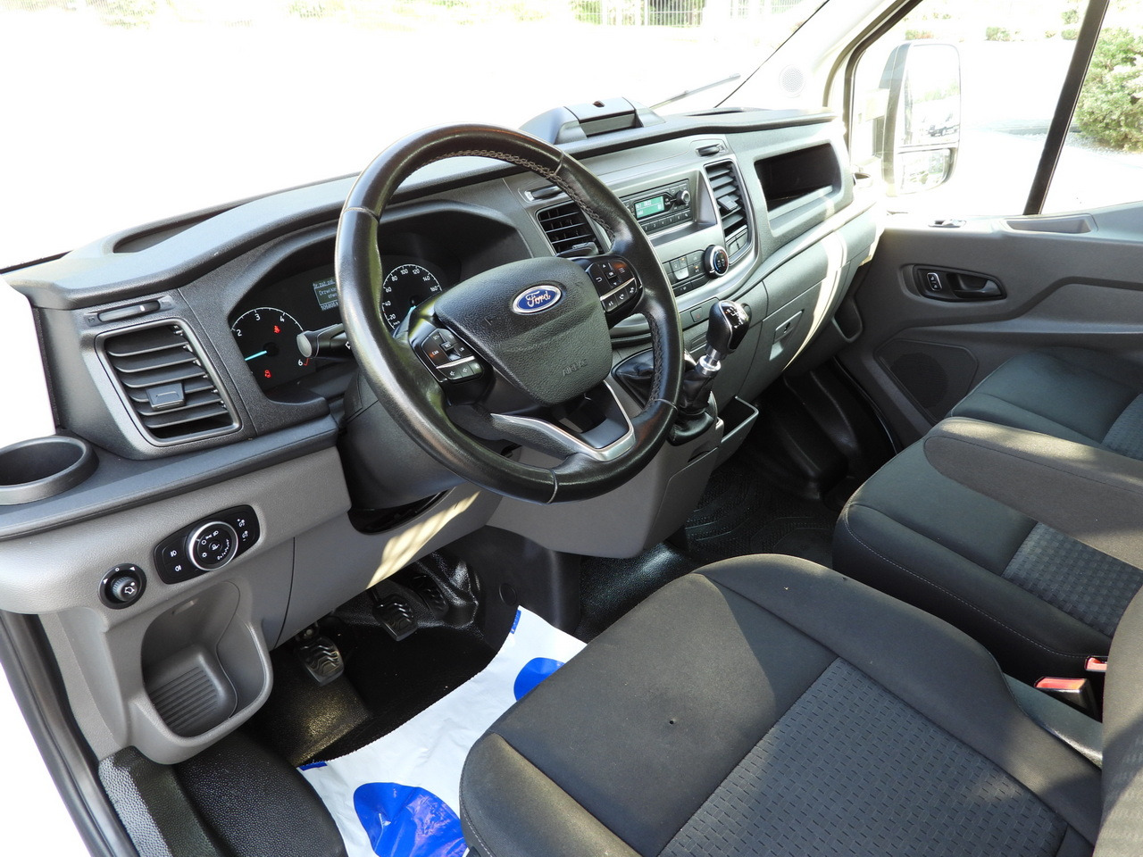 FORD TRANSIT STAKE BODY DOUBLE CABIN DOKA 7 SEATS TWIN WHEELS AIR CONDITIONING 130HP - Bestelwagen open laadbak: afbeelding 2 FORD TRANSIT STAKE BODY DOUBLE CABIN DOKA 7 SEATS TWIN WHEELS AIR CONDITIONING 130HP - Bestelwagen open laadbak: afbeelding 2