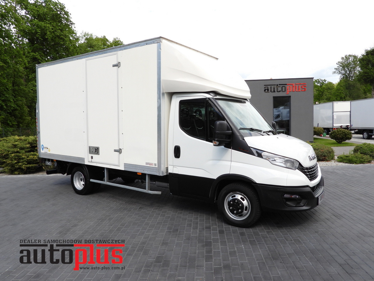 IVECO DAILY 35C16 BOX LIFT 8 PALLETS CRUISE CONTROL TWIN WHEELS AIR CONDITIONING 160HP - Bestelwagen gesloten laadbak: afbeelding 1 IVECO DAILY 35C16 BOX LIFT 8 PALLETS CRUISE CONTROL TWIN WHEELS AIR CONDITIONING 160HP - Bestelwagen gesloten laadbak: afbeelding 1