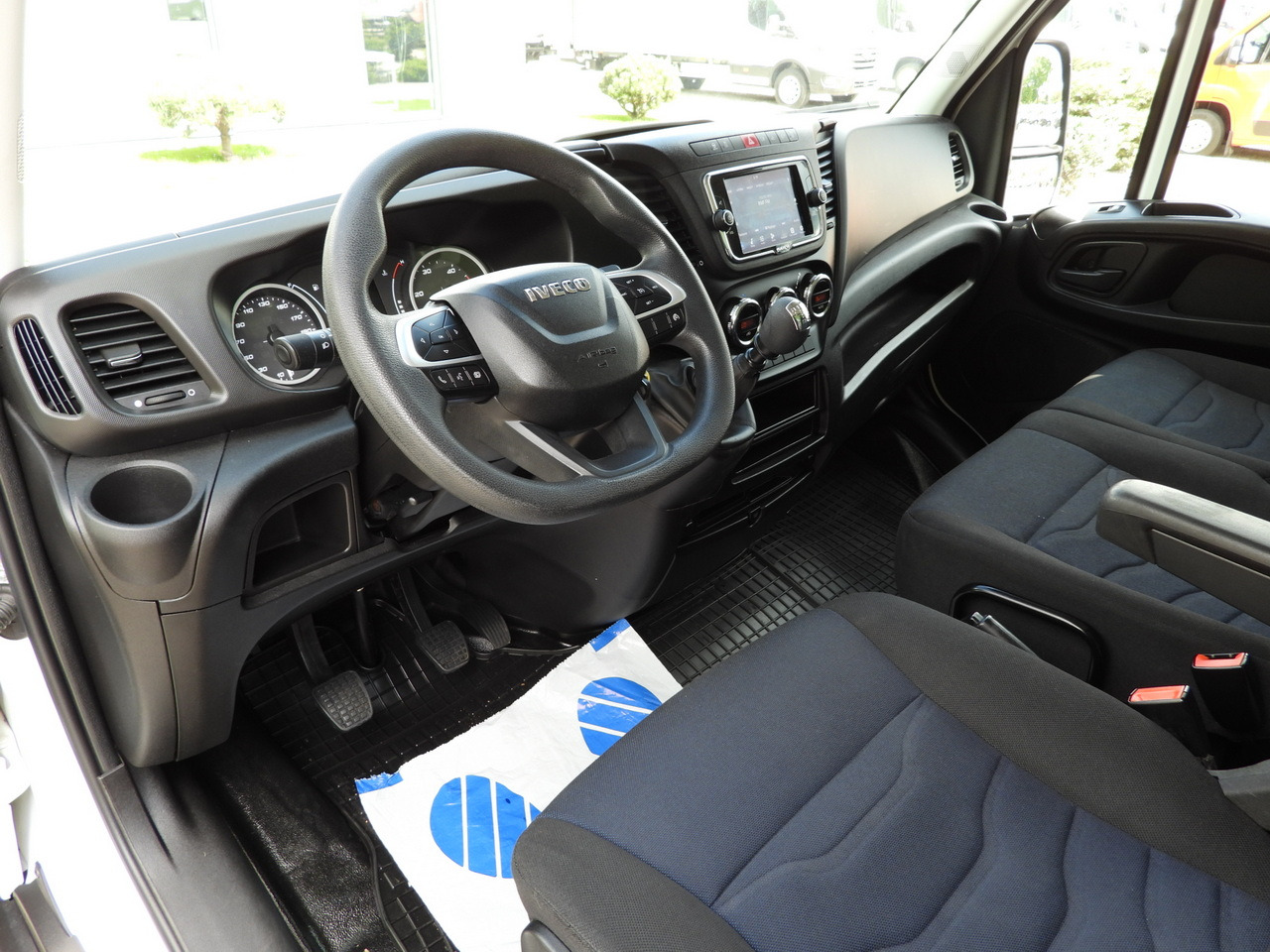 IVECO DAILY 35C16 BOX LIFT 8 PALLETS CRUISE CONTROL TWIN WHEELS AIR CONDITIONING 160HP - Bestelwagen gesloten laadbak: afbeelding 2 IVECO DAILY 35C16 BOX LIFT 8 PALLETS CRUISE CONTROL TWIN WHEELS AIR CONDITIONING 160HP - Bestelwagen gesloten laadbak: afbeelding 2