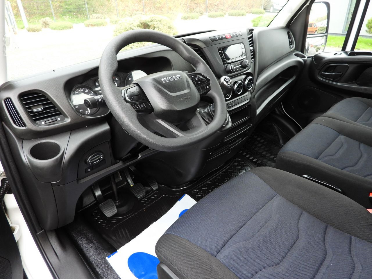 IVECO DAILY 35S14 STAKE BODY 8 PALLETS CRUISE CONTROL AIR CONDITIONING 140HP - Bestelwagen open laadbak: afbeelding 2 IVECO DAILY 35S14 STAKE BODY 8 PALLETS CRUISE CONTROL AIR CONDITIONING 140HP - Bestelwagen open laadbak: afbeelding 2