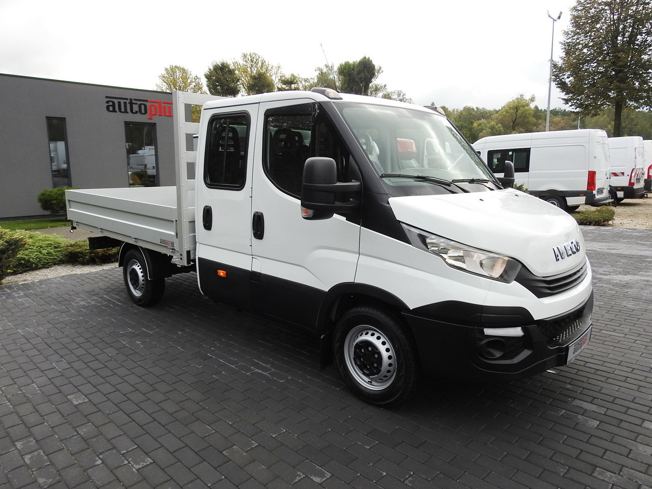 IVECO DAILY 35S15 STAKE BODY DOUBLE CABIN DOKA 7 SEATS AIR CONDITIONING 150HP - Bestelwagen met dubbele cabine: afbeelding 4 IVECO DAILY 35S15 STAKE BODY DOUBLE CABIN DOKA 7 SEATS AIR CONDITIONING 150HP - Bestelwagen met dubbele cabine: afbeelding 4