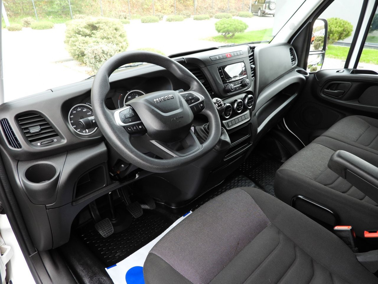 IVECO DAILY 35S16 BOX LIFT 8 PALLETS CRUISE CONTROL AIR CONDITIONING TWIN WHEELS 160HP - Bestelwagen gesloten laadbak: afbeelding 2 IVECO DAILY 35S16 BOX LIFT 8 PALLETS CRUISE CONTROL AIR CONDITIONING TWIN WHEELS 160HP - Bestelwagen gesloten laadbak: afbeelding 2