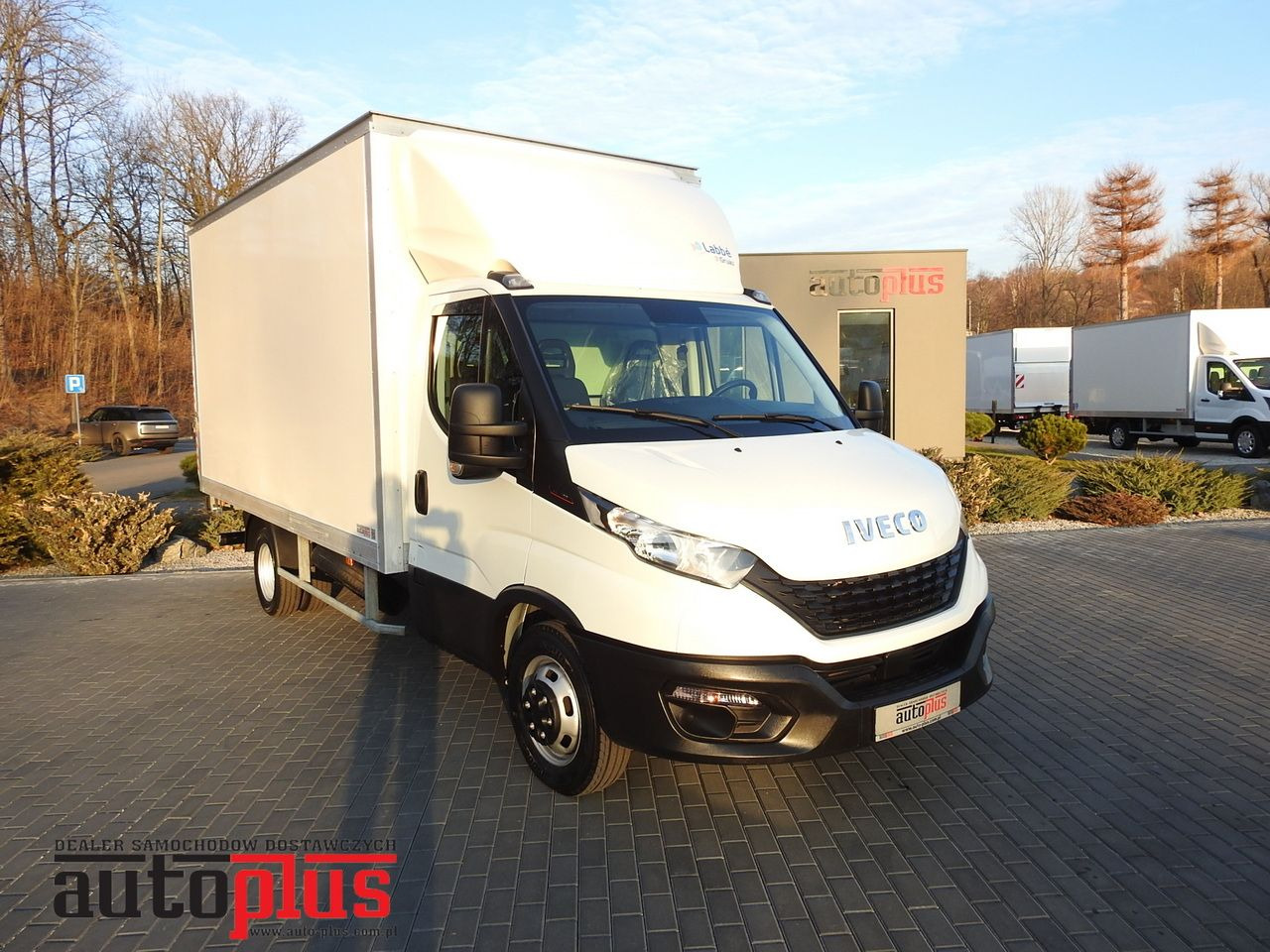 IVECO DAILY 35S16 BOX LIFT 8 PALLETS CRUISE CONTROL AIR CONDITIONING TWIN WHEELS 160HP - Bestelwagen gesloten laadbak: afbeelding 1 IVECO DAILY 35S16 BOX LIFT 8 PALLETS CRUISE CONTROL AIR CONDITIONING TWIN WHEELS 160HP - Bestelwagen gesloten laadbak: afbeelding 1